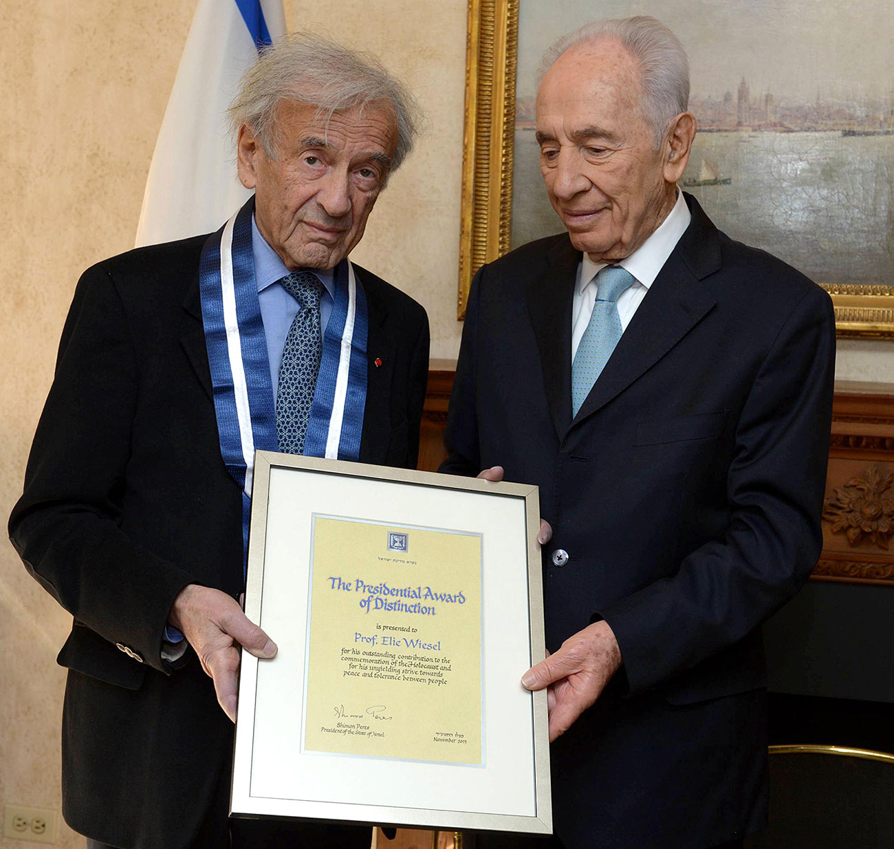 Peres give Wiesel the award (Photo: Mark Neiman, GPO)