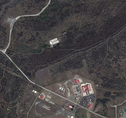 קוטג'ים לבנים במרחק של כמה עשרות מטרים ממתקן הכליאה. גואנטנמו (צילום: AP) (צילום: AP)