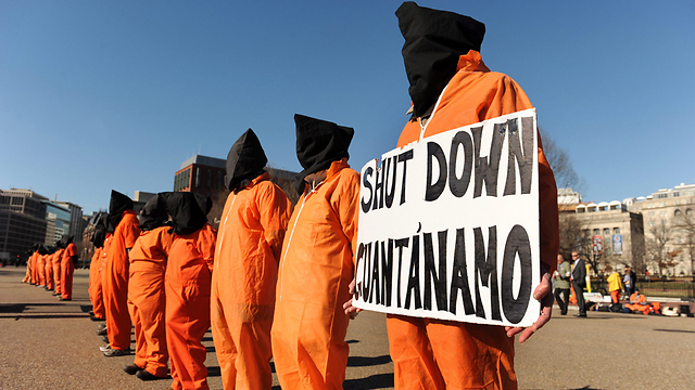 סיפרו לציבור האמריקני על "הרוצחים המסוכנים ביותר" ובאותה עת הפכו אותם לסוכנים כפולים. פעילים נגד גואנטנמו  (צילום: EPA) (צילום: EPA)