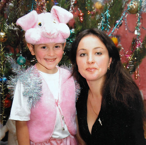 אירינה קרשקובה עם בנה הקטן לפני האונס (צילום: AP) (צילום: AP)
