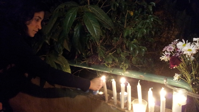 מעריצה מדליקה נרות מחוץ לביתו של אריק איינשטיין (צילום: איתי בלומנטל) (צילום: איתי בלומנטל)
