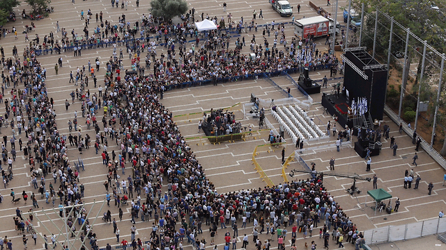 Thousands gather in Square (Photo: Ohad Zwigenberg)