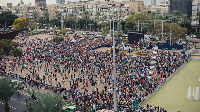 ההמונים בכיכר רבין, לפני טקס האשכבה (צילום: גל יצחק ) (צילום: גל יצחק )