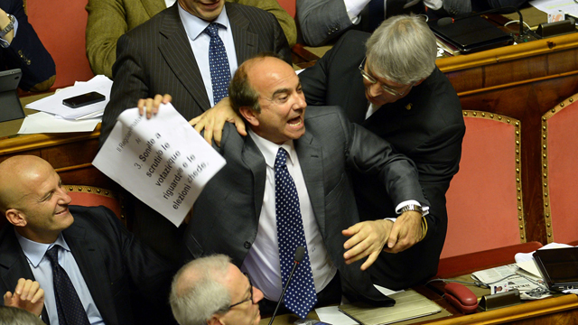 סנאטור סיליפוטי מוחה על כך שההצבעה אינה חסויה (צילום: AFP) (צילום: AFP)