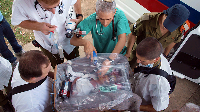 אנשי רפואה ישראלים בפיליפינים (ארכיון) (צילום: דובר צה"ל) (צילום: דובר צה