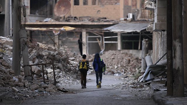 חיזבאללה ממלא את מקום הסונים שערקו מהצבא הסורי. ילדים בדיר א-זור (רויטרס) (רויטרס)