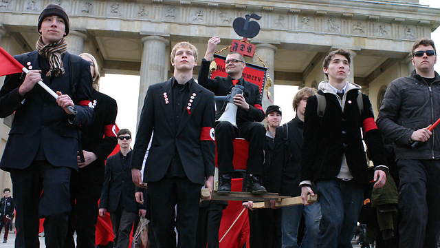 ה"תפוחים" ליד שער ברנדנבורג בברלין (צילום: אריק הופמן) (צילום: אריק הופמן)