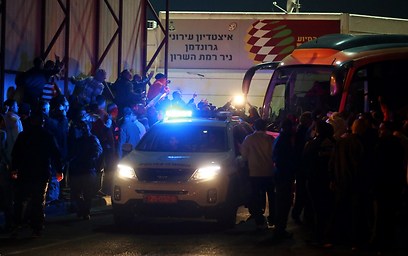 האוהדים מקיפים את אוטובוס בני יהודה ביציאה מרמה"ש (צילום: ראובן שוורץ) (צילום: ראובן שוורץ)