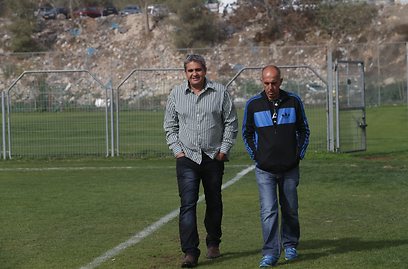 המאמן אלי כהן ואיש המשק אריאל הרוש היום באימון (צילום: אלכס קולומויסקי) (צילום: אלכס קולומויסקי)