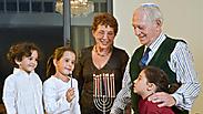 כל המשפחה יחד בחנוכה