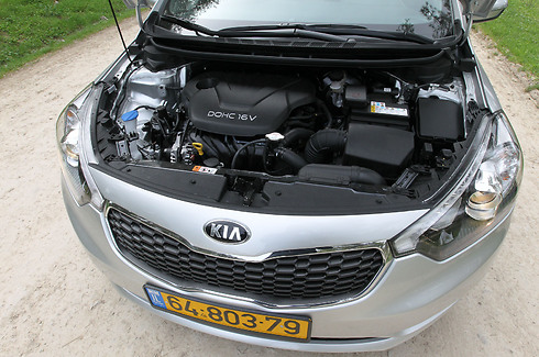 המנוע מספק ביצועים בינוניים ומעט רועש, תצרוכת הדלק טובה (צילום: רונן טופלברג) (צילום: רונן טופלברג)