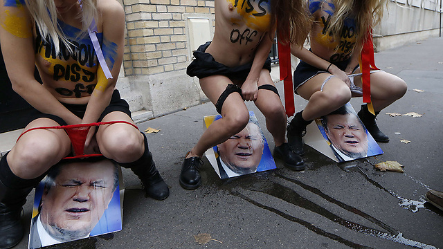 נשות Femen מפגינות נגד המנהיג האוקראיני לשעבר ויקטור ינוקוביץ' (צילום: AFP) (צילום: AFP)