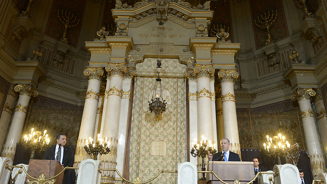 PM at Rome's synagogue (Photo: Amos Ben Gershom, GPO)