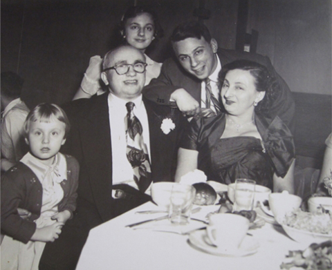 משפחת קוסובר, אשר הקימה את המאפייה בפינת הרבורד ומייג'ור בשנת 1945 (צילום: Photos.com) (צילום: Photos.com)