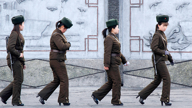 מעכשיו זה חובה: חיילות בצפון קוריאה (צילום: רויטרס) (צילום: רויטרס)