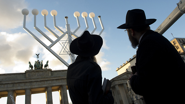 חנוכייה ענקית שהוצבה בשער ברנדבורג בברלין, גרמניה (צילום: AFP) (צילום: AFP)