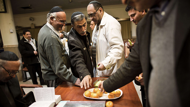 איראנים יהודים טועמים מסופגניות לכבוד החג (צילום: AFP) (צילום: AFP)
