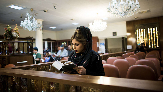 יהודייה איראנית מתפללת בבירה (צילום: AFP) (צילום: AFP)