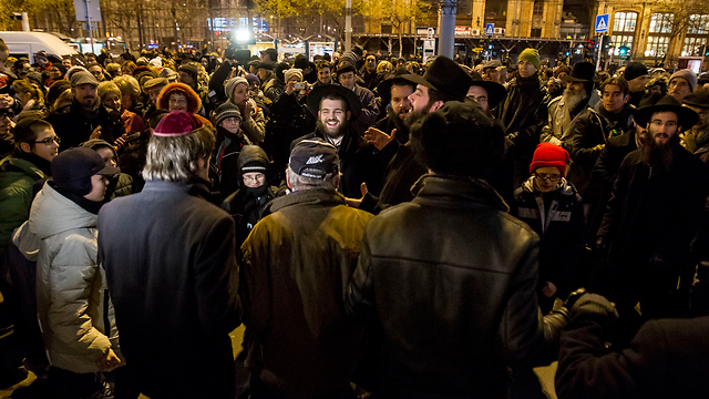 דווקא על רקע העלייה באנטישמיות בהונגריה, יצאו יהודים לחגוג את החנוכה ברחובות בודפשט (צילום: AP) (צילום: AP)