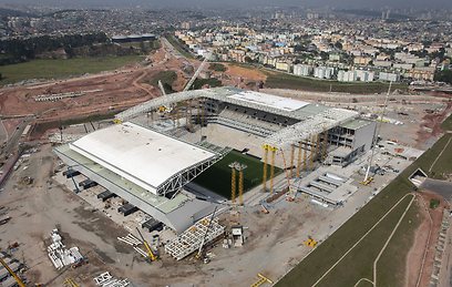 מבט מעט יותר אופטימי על האצטדיון בסאו פאולו (צילום: AP) (צילום: AP)