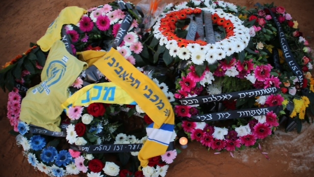 קברו של ספיר ריבלין בתום ההלוויה (צילום: מוטי קמחי) (צילום: מוטי קמחי)