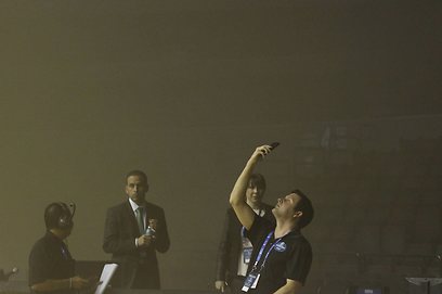 עשן מכסה את האולם במקסיקו (צילום: רויטרס) (צילום: רויטרס)