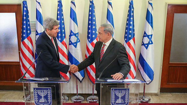 Kerry with Netanyahu (Photo: Noam Moskovitch, GPO)