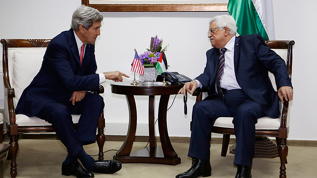 Kerry, Abbas in Ramallah, Thursday (Photo: AP)