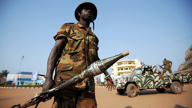 חיילים מפטרלים ברחובות בנגוי (צילום: AFP) (צילום: AFP)