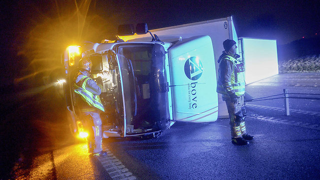 משאית שהתהפכה על צדה בשבדיה (צילום: AFP) (צילום: AFP)