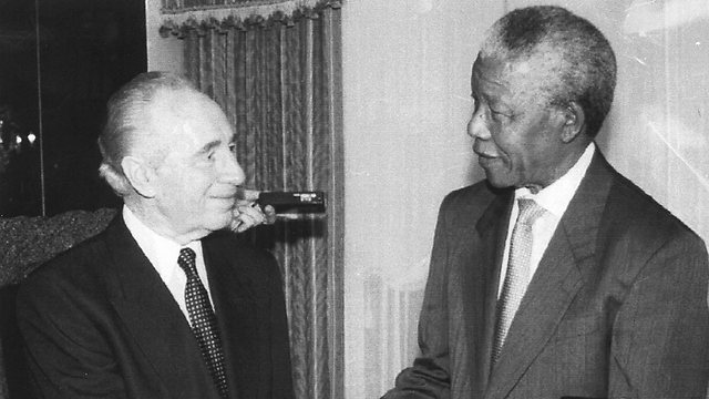 Peres and Mandela (Photo: Reuters)