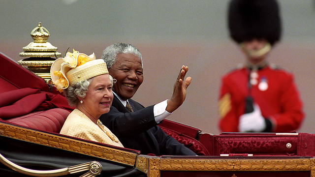 כבוד מלכים, עם המלכה אליזבת, 1996 (צילום: AP) (צילום: AP)