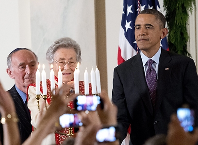 ברק אובמה בהדלקה המיוחדת בבית הלבן (צילום: EPA) (צילום: EPA)