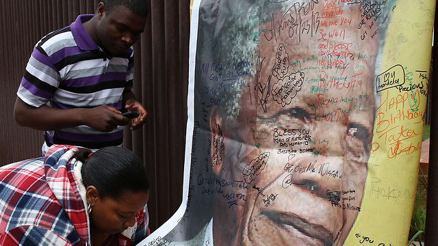 מתאבלים בדרום אפריקה (צילום: AFP) (צילום: AFP)