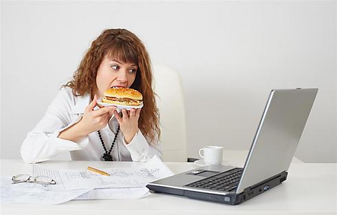 אכילה תוך כדי התעסקות עם המחשב, מעלה את כמות הקלוריות הנאכלת (צילום: shutterstock) (צילום: shutterstock)