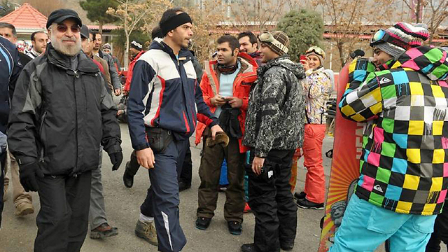 Rohani with snowboarders (Photo: AFP) (Photo: AFP)