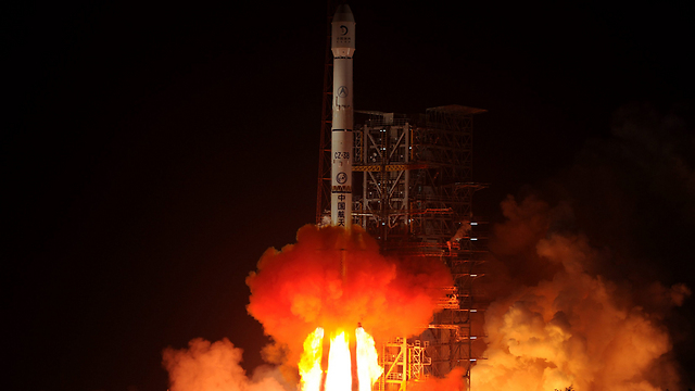 סין שיגרה לירח גשושית ראשונה מתוצרתה. הכוונה היא להנחית בירח רכב מחקר שכינויו "שפן אבן הירקן". השיגור הוא אבן דרך עבור תוכנית החלל של סין (צילום: AFP) (צילום: AFP)