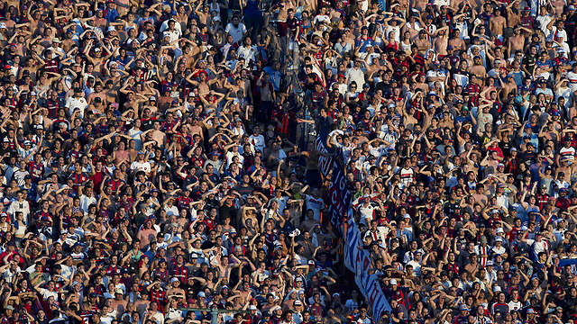 אוהדי קבוצת הכדורגל סן לורנצו צופים במשחק קבוצתם נגד אסטודיאנטס באצטדיון "נואבו גסומטרו" בבואנוס איירס (צילום: AFP) (צילום: AFP)