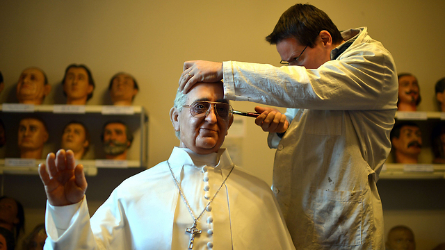 פרננדו קאניני, מנהל מוזיאון השעווה ברומא, מוסיף תיקונים אחרונים לבובה החדשה שתוצג לראווה במקום בדמותו של האפיפיור פרנסיסקוס (צילום: AFP) (צילום: AFP)