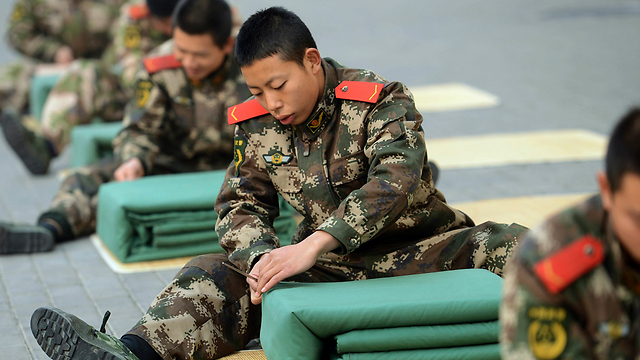 חיילים צעירים בסין משתתפים בתחרות קיפול שמיכות צבאיות בבייג'ינג  (צילום: AP) (צילום: AP)