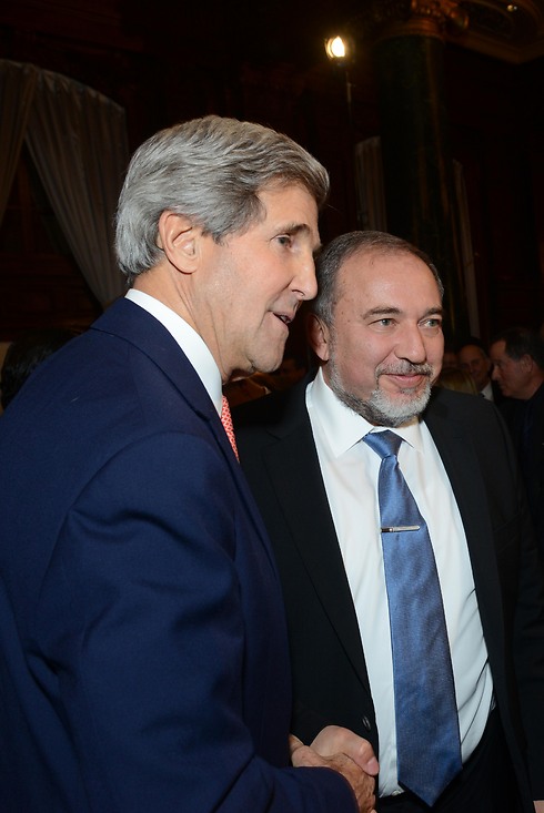 Kerry, Lieberman (Photo: Shahar Azran)