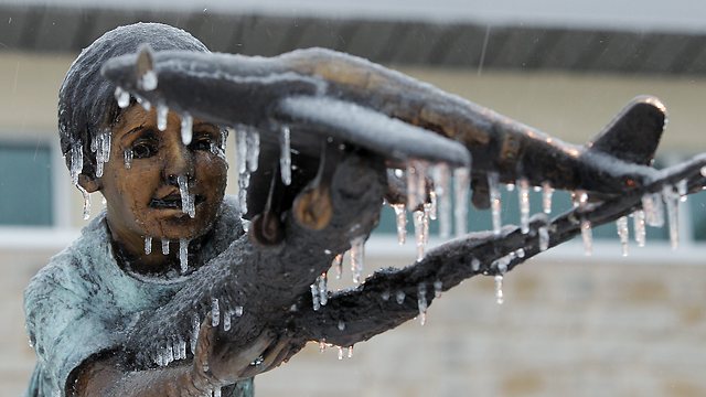 קפא באוויר. פסל מחוץ לשדה התעופה בפורט וורת' (צילום: EPA) (צילום: EPA)