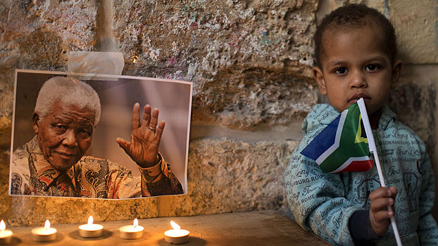 ברחבי העולם מתאבלים על מותו בגיל 95 של נלסון מנדלה, נשיא דרום אפריקה לשעבר וחתן פרס נובל לשלום. בתצלום: נרות לזכר הלוחם נגד האפרטהייד בעיר העתיקה בירושלים (צילום: AFP) (צילום: AFP)