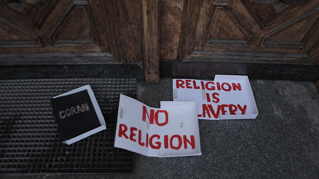"דת היא עבדות", "לא לדת". הפגנה נגד חוקת מצרים (צילום: MCT) (צילום: MCT)
