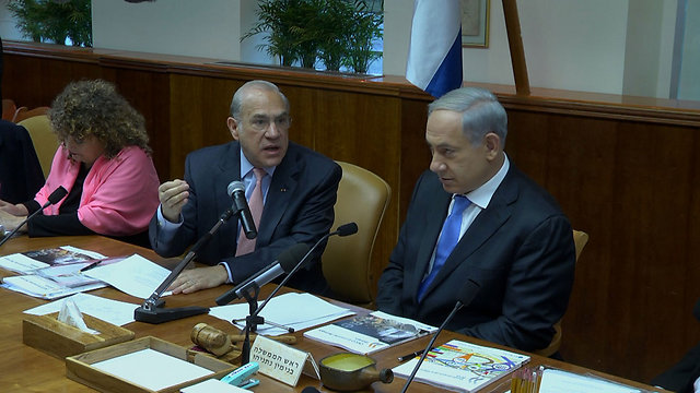 OECD Secretary-General Angel Gurria and Prime Minister Benjamin Netanyahu at a special cabinet session (Photo: Eli Mendelbaum)