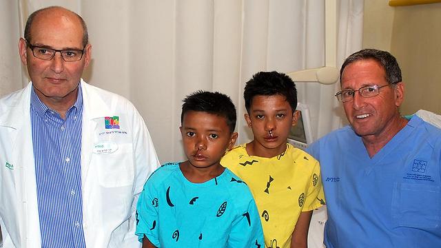 מימין: ד"ר אלחנן בר-און, יאני, רקס וד"ר איל קליש (צילום: מרכז שניידר לרפואת ילדים) (צילום: מרכז שניידר לרפואת ילדים)