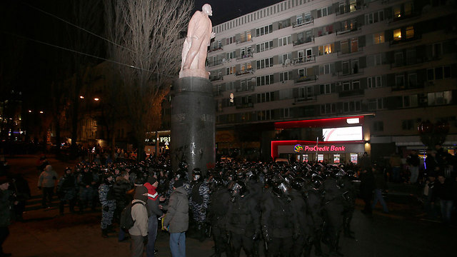 פסל לנין לפני שהופל על ידי המפגינים (צילום: רויטרס) (צילום: רויטרס)