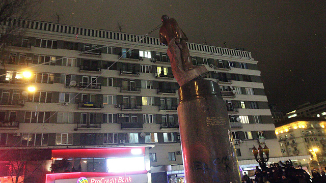 מפילים את פסל לנין, הערב בקייב (צילום: AFP) (צילום: AFP)