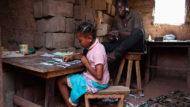 ילדה ברפובליקה המרכז אפריקנית. עד 2060, כמעט חצי מהאפריקנים ייכנסו למעמד הביניים (צילום: רויטרס) (צילום: רויטרס)