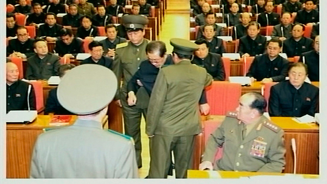 ג'אנג סונג תאק נלקח מדיון של ועידת צמרת ההנהגה (צילום: רויטרס) (צילום: רויטרס)
